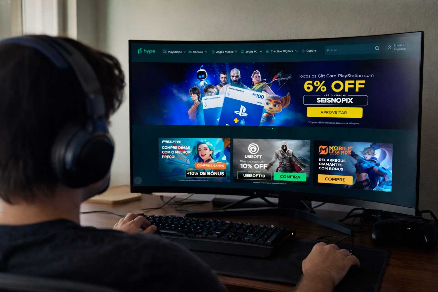 Pessoa usando computador gamer com site da Hype Games na tela